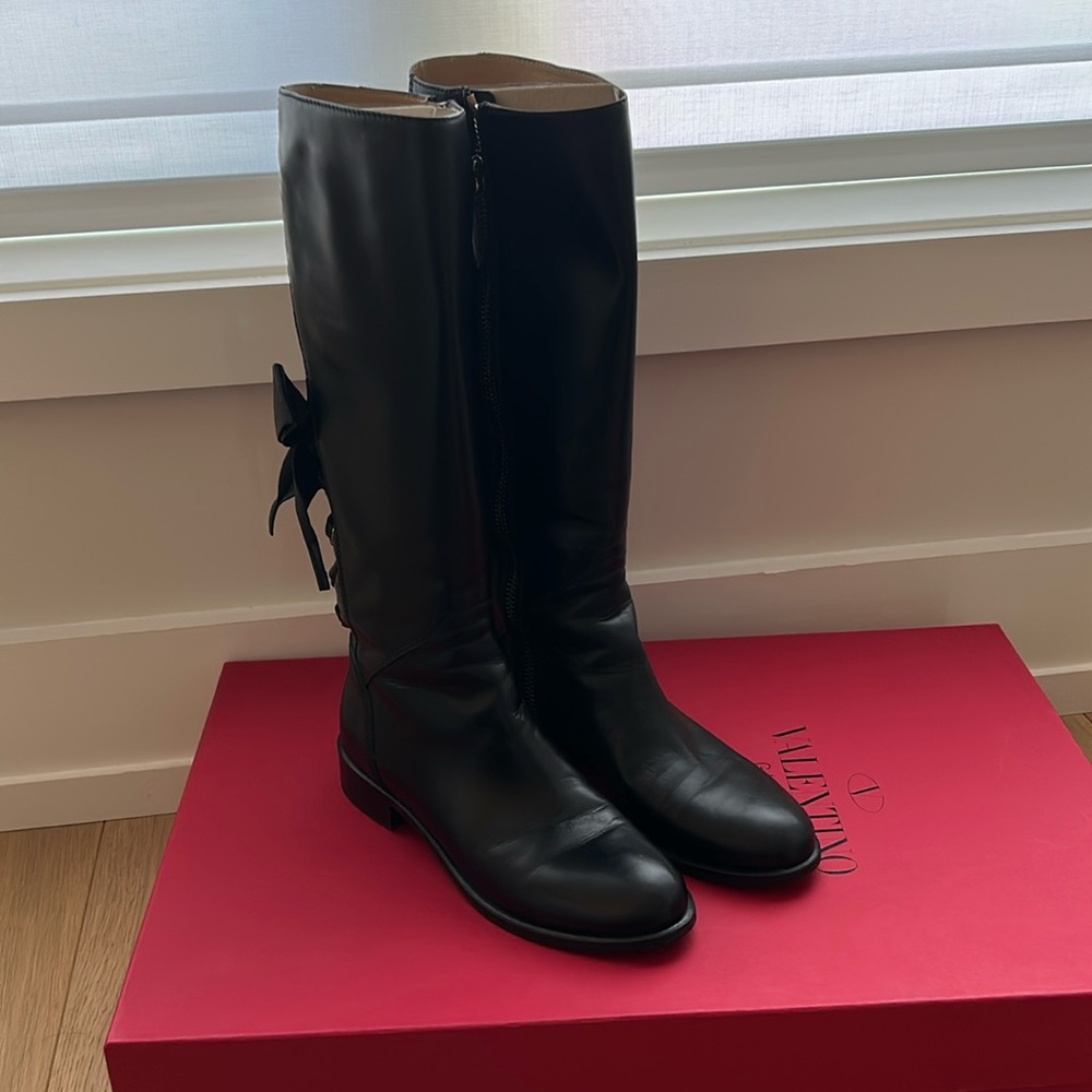 Classic Valentino boots with bow
